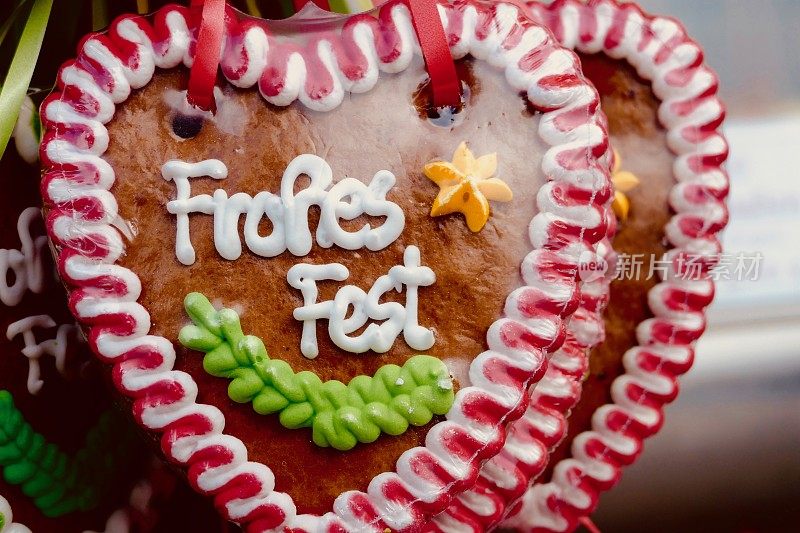 CC-圣诞市场加米施-帕滕基兴，巴伐利亚-姜饼心，文字" Frohes Fest "